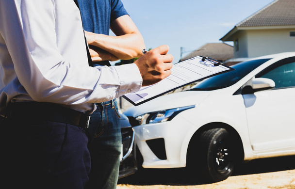 Insurance agents inspect for damage to cars that collide on the road to claim compensation from driving accidents, Insurance concept. - Foto, immagini