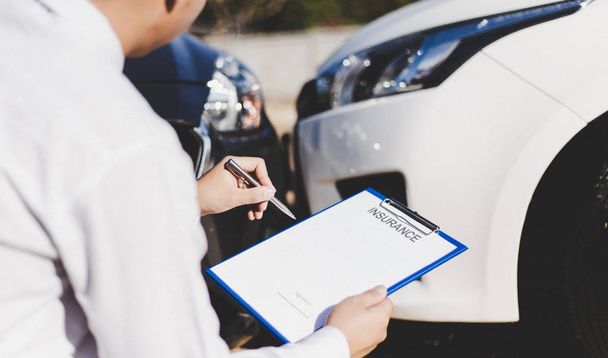 Verzekeringsagenten inspecteren op schade aan auto 's die botsen op de weg om compensatie te eisen voor verkeersongevallen, Verzekeringsconcept. - Foto, afbeelding