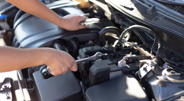 Meccanico auto ha controllato lo stato del motore in chiave, concetto di servizio di riparazione auto
. - Foto, immagini