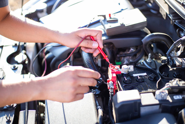自動車修理技術者は、ミリメートルを使用してエンジンの状態を検査しています,車の修理サービスの概念. - 写真・画像