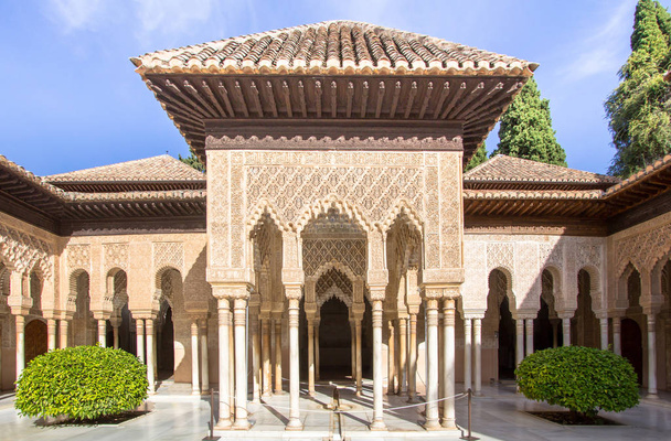İspanya, Alhambra Granada 'daki Aslanların avlusu. - Fotoğraf, Görsel