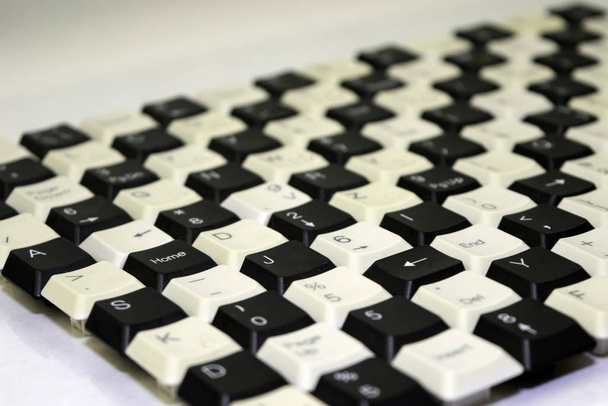набор клавиш из старых клавиатур компьютера, выложенных на стол
 - Фото, изображение