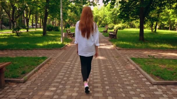 θηλυκό πηγαίνει στο πάρκο - Πλάνα, βίντεο