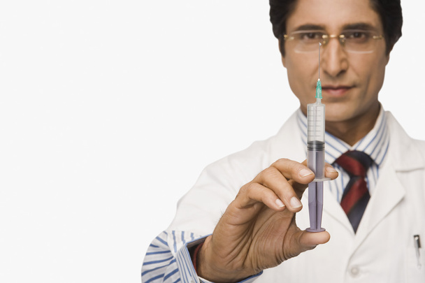 Doctor holding a syringe - Foto, immagini
