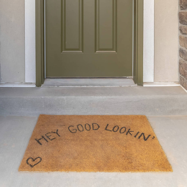 Négyzet alakú keret Hé, szép szavak a barna lábtörlőn az otthon bejárati ajtaján - Fotó, kép