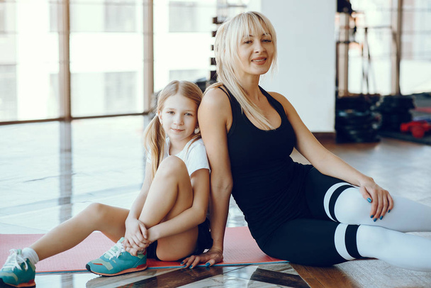 Mother and daughter doing yoga in a yoga studio - Foto, Imagem