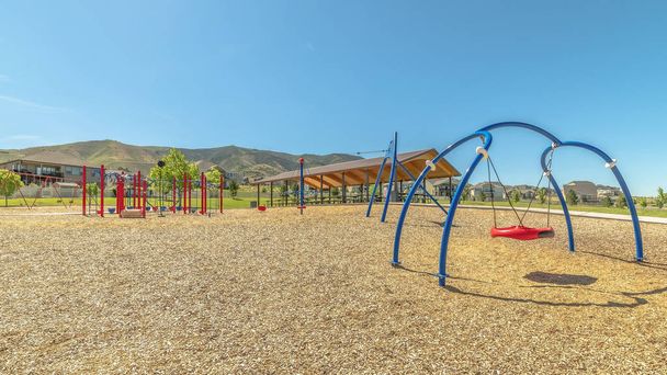 Pano Timpanogos Montagne viste da un parco con giochi colorati per bambini
 - Foto, immagini