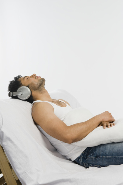 Man listening to headphones - Фото, изображение