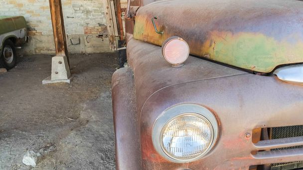 Marco Pano Vista frontal de cerca de un viejo coche corroído vintage con exterior oxidado y sucio
 - Foto, imagen