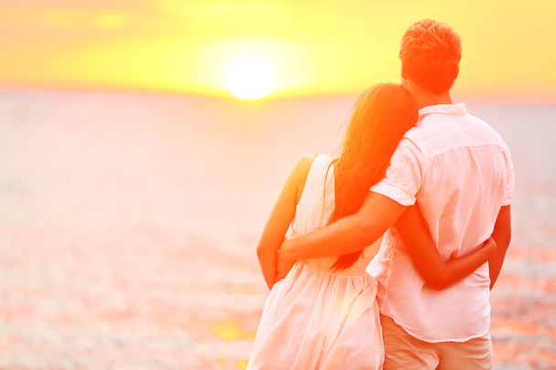 Couple lune de miel romantique amoureux au coucher du soleil sur la plage
 - Photo, image