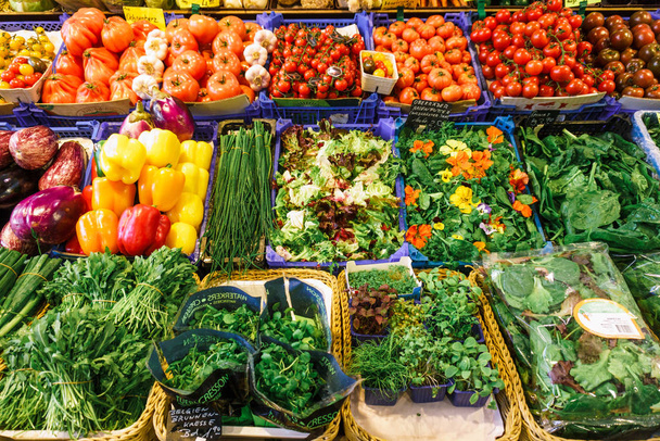 Фруктовый и овощной рынок. Много разных свежих фруктов и овощей
. - Фото, изображение