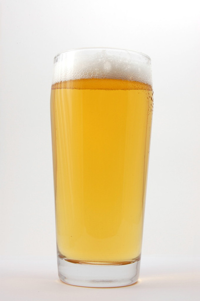 Glas Bier isoliert auf weißem Hintergrund - Foto, Bild
