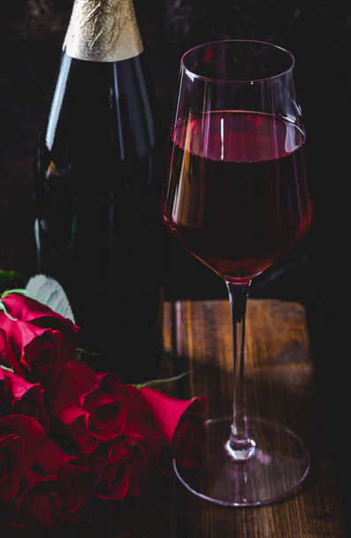 Glass of Wine and Bouquet of Roses - Valokuva, kuva