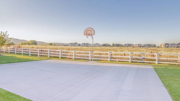 Πανόραμα Υπαίθριο γήπεδο μπάσκετ όλες τις καιρικές συνθήκες σε μια ηλιόλουστη μέρα - Φωτογραφία, εικόνα