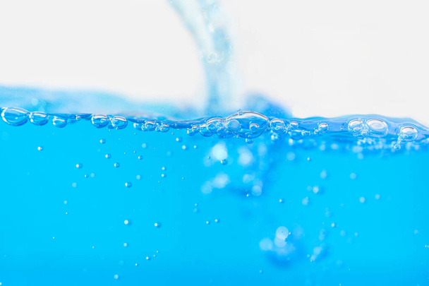 felszíni kék vízhullám légbuborékokkal - Fotó, kép
