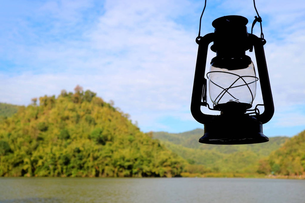 Закритий силует олійного ліхтаря проти ранкового неба водосховища Хуб Хао Вонг, провінція Суфанбурі, Таїланд. - Фото, зображення