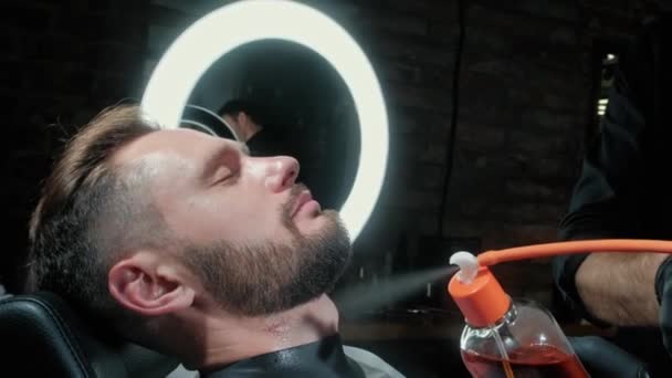 Cabeleireiro penteando uma barba para um homem. Processo de estilo barba. Processo de trabalho em uma barbearia
. - Filmagem, Vídeo