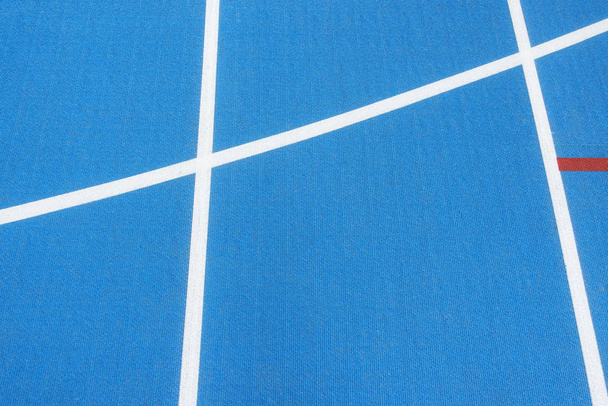 Fundo desportivo. Pista de corrida azul com linhas brancas no estádio desportivo. Vista superior
 - Foto, Imagem