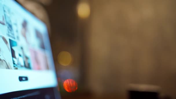 fiatal nő szabadúszó ül éjjel kávézóban és használja laptop, nézi monitor - Felvétel, videó