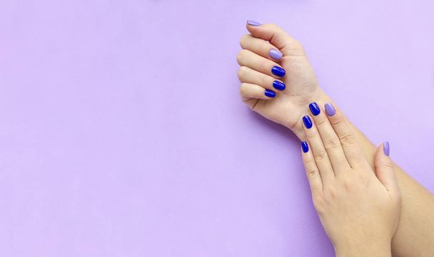 Stylowy modny kobiecy manicure. Niebieski i liliowy - Zdjęcie, obraz