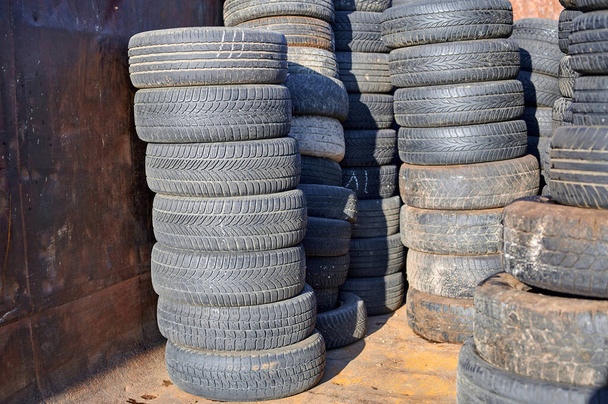 Hromádky starých ojetých automobilových pneumatik v recyklované staré černé auto gumy - Fotografie, Obrázek
