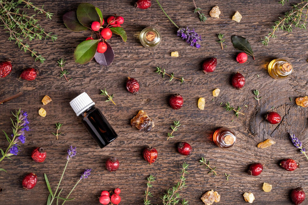 Garrafas de óleo essencial com incenso, wintergreen, lavende
 - Foto, Imagem