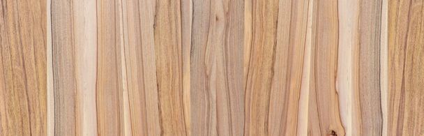 Un fragmento de un panel de madera de frondosas. Nogal
. - Foto, imagen