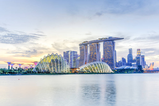 Скайлайн і сад Сінгапуру біля затоки вздовж річки Марина Бей Іст, освітленої в сутінках. - Фото, зображення