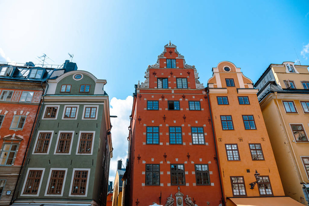ストックホルムの街の建物のファサードと装飾のカジュアルビュー、スウェーデン - 写真・画像