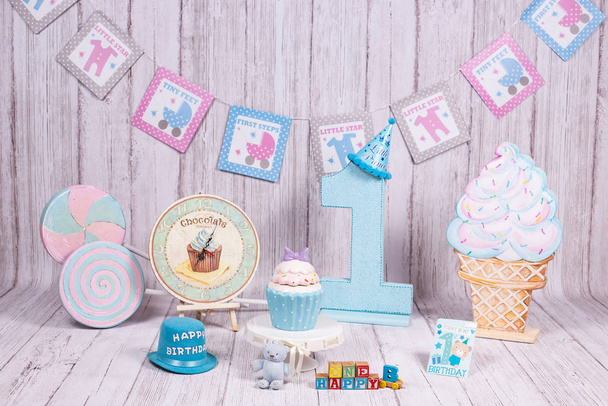 1年の赤ちゃん、男の子と女の子のお祝いのための背景、ケーキの写真セッションを粉砕 - 写真・画像