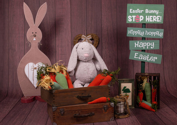 Pour les vacances de Pâques, décors colorés pour les studios photo, avec des éléments tels que : œufs, lapins lapins, carottes, signes de Pâques, grandes fleurs, champignons géants, boîtes
. - Photo, image