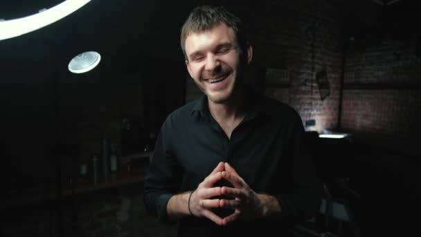 Mladý muž ukazuje jako gesto se šťastným výrazem ve studiu - Záběry, video