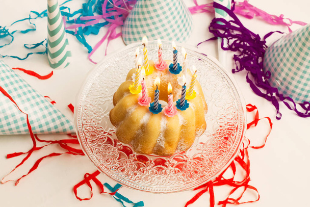 Una torta di compleanno fascio con candele colorate ardenti
 - Foto, immagini