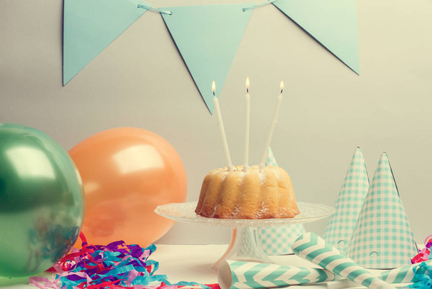キャンドル付きの誕生日パーティーバンドルケーキ - 写真・画像