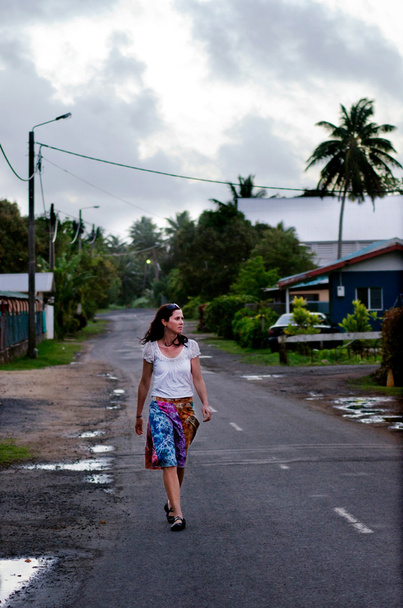 Молода жінка подорожує в тропічному місті
. - Фото, зображення