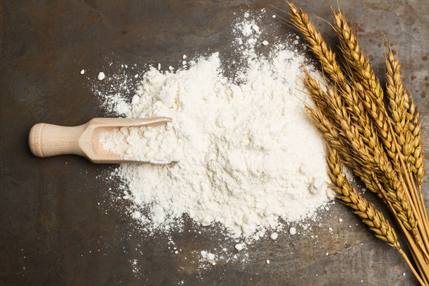 Mąka i drewniana łyżka - Zdjęcie, obraz