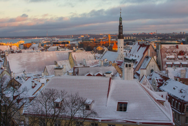 Uitzicht op de historische oude binnenstad van Tallinn in de winter bij zonsondergang. Estland - Foto, afbeelding