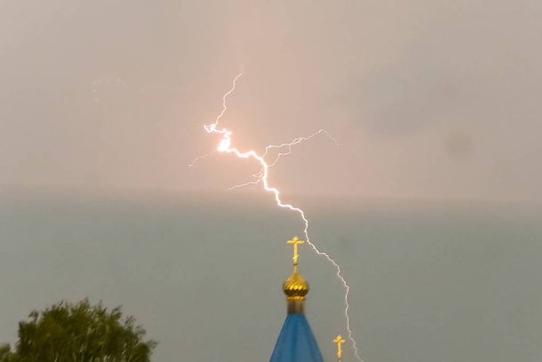 Молния во время грозы в небе над куполом и кр.
 - Фото, изображение