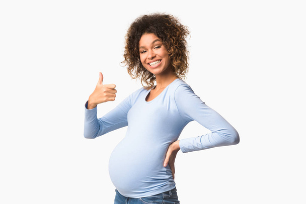 Mutlu afro hamile kadın başparmağını kaldırıyor - Fotoğraf, Görsel