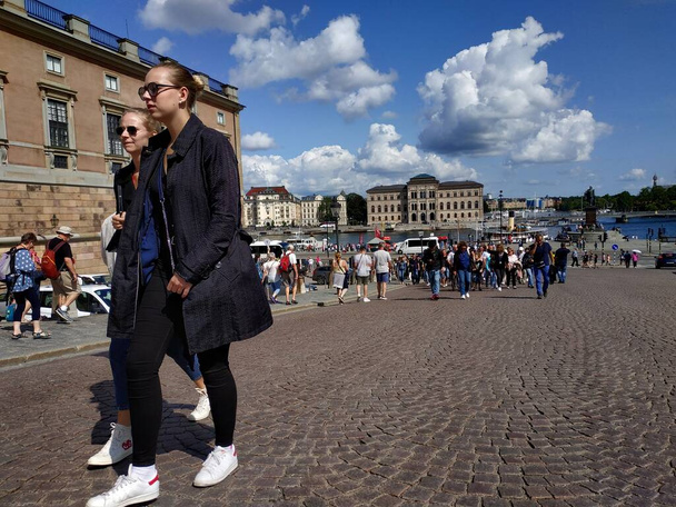 Tukholma, Ruotsi - 07 elokuu 2019: Näkymä kaupungin katuelämään rakennusten ja matkailijoiden kanssa
 - Valokuva, kuva