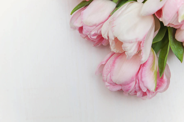 Bukiet świeżych różowych tulipanów kwiaty na rustykalnym białym drewnianym plecy - Zdjęcie, obraz