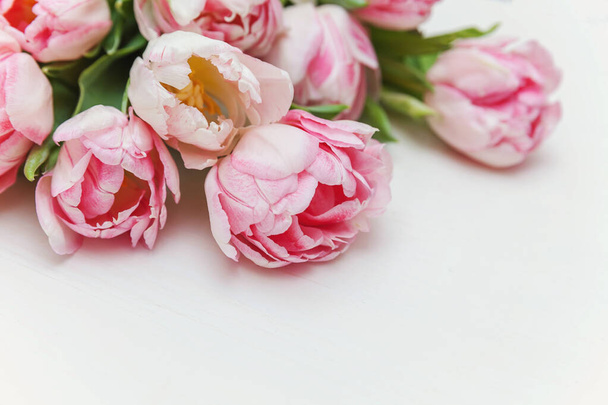 Ramo de flores de tulipanes rosados frescos en la espalda de madera blanca rústica
 - Foto, imagen