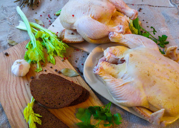 Verse, rauwe, rustieke biologische kip gekookt voor het bakken in de oven. - Foto, afbeelding