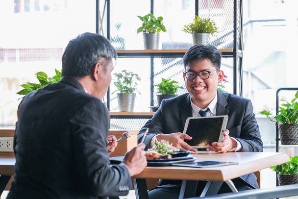 Επιχειρηματίες Ασιάτες άνδρες κάθονται και δειπνήσουν και να συζητήσουν τις επιχειρήσεις - Φωτογραφία, εικόνα