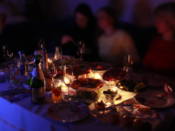 Los huéspedes con bengalas en la mesa festiva. Chicas celebran despedida de soltera
 - Foto, imagen