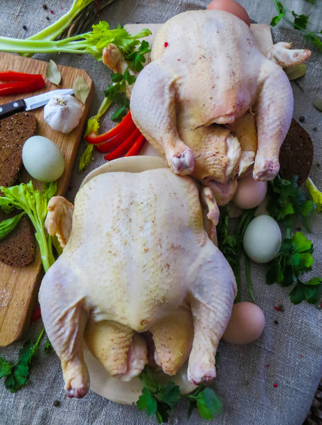 Świeże, surowe, rustykalne, organiczne kurczaki gotowane do pieczenia w piekarniku. - Zdjęcie, obraz