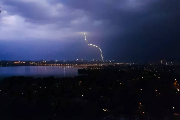 Blitz bei Gewitter am Himmel. Naturphänomen - Foto, Bild