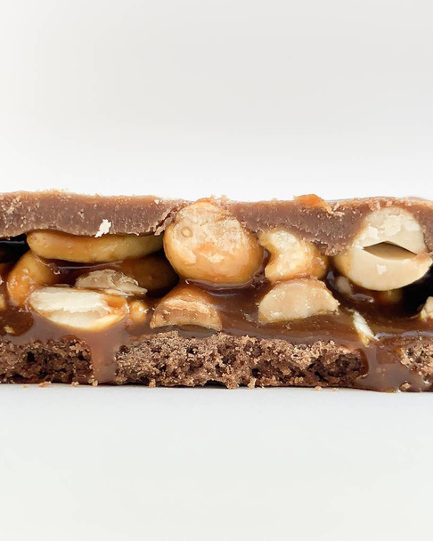 Egy szelet snickers desszert fehér háttér - Fotó, kép