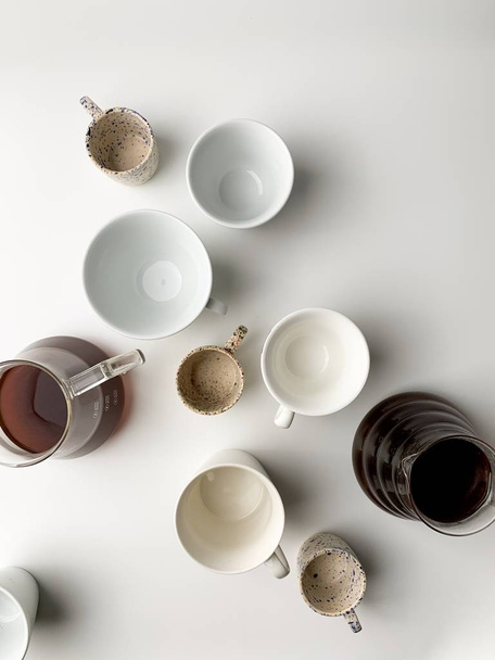 Set de diferentes tazas y tazas con cafetera
 - Foto, Imagen