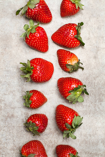 köstliche rote Erdbeeren auf einem Marmortisch - Foto, Bild